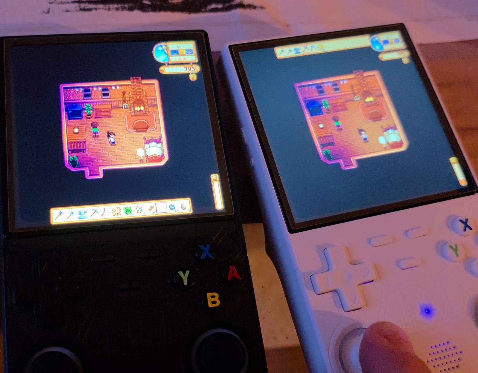 Zwei R36 Ultras nebeneinander, beide mit Stardew Valley